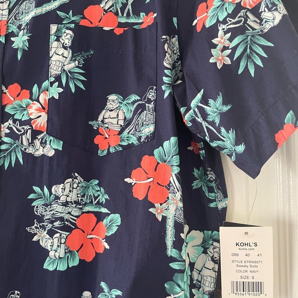 Star Wars Hawaiian print button up shirt Men’s size Small - Picture 3 of 3